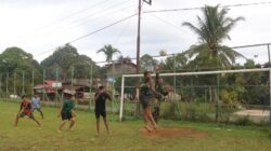 Anggota Satgas TMMD Isi Waktu Luang dengan Olahraga Bersama Anak-Anak