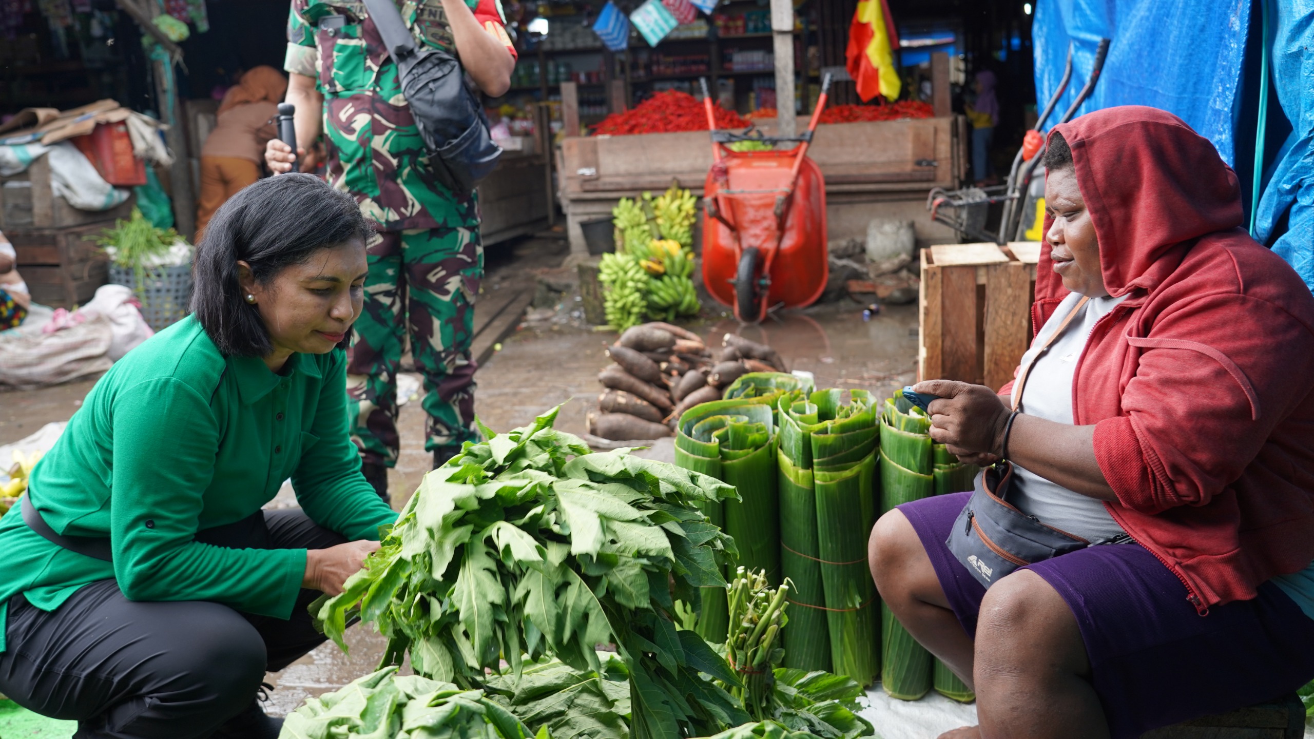 Persit KCK Daerah XVIII/Kasuari "SERBU" Pasar Wosi
