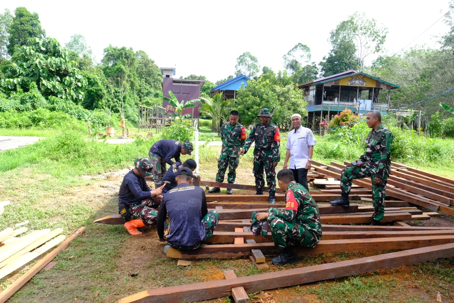Pasiter Kodim 0912/Kubar Bersama Kabid Perkim Tinjau Sasaran Sumur Bor (TMAB) dan MCK di Kampung Tering