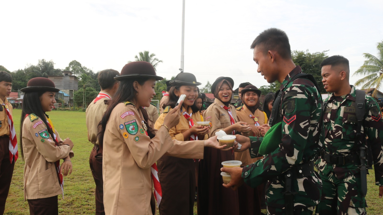 Hangatnya Kebersamaan Anggota Satgas TMMD dan Warga Usai Upacara 17-an