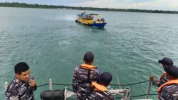 KRI Gulamah-869 Sigap Laksanakan SAR KM Wahyu Abadi 88 di Selat Sele