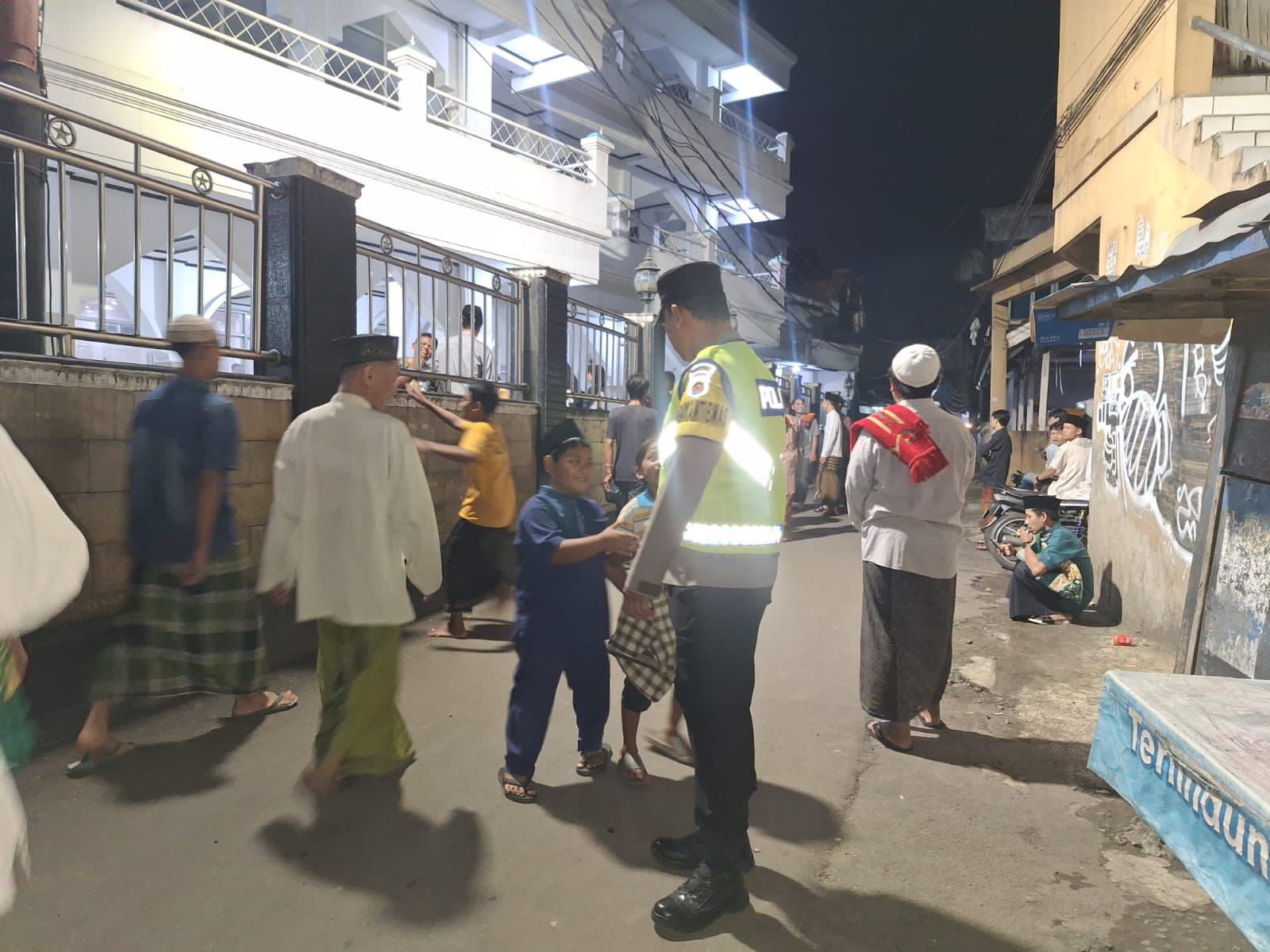 Polsek Cikupa Laksanakan Pengamanan Sholat Tarawih di Masjid Jami Nurul Nururrohman