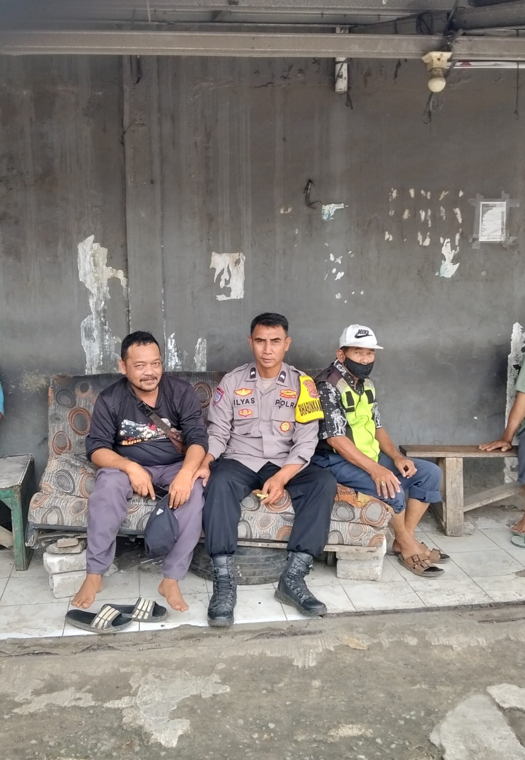 Bhabinkamtibmas Sukamulya Sambang Tokoh Pemuda, Sampaikan Pesan Kamtibmas di Bulan Puasa Bhabinkamtibmas Sukamulya Sambang Tokoh Pemuda, Sampaikan Pesan Kamtibmas di Bulan Puasa