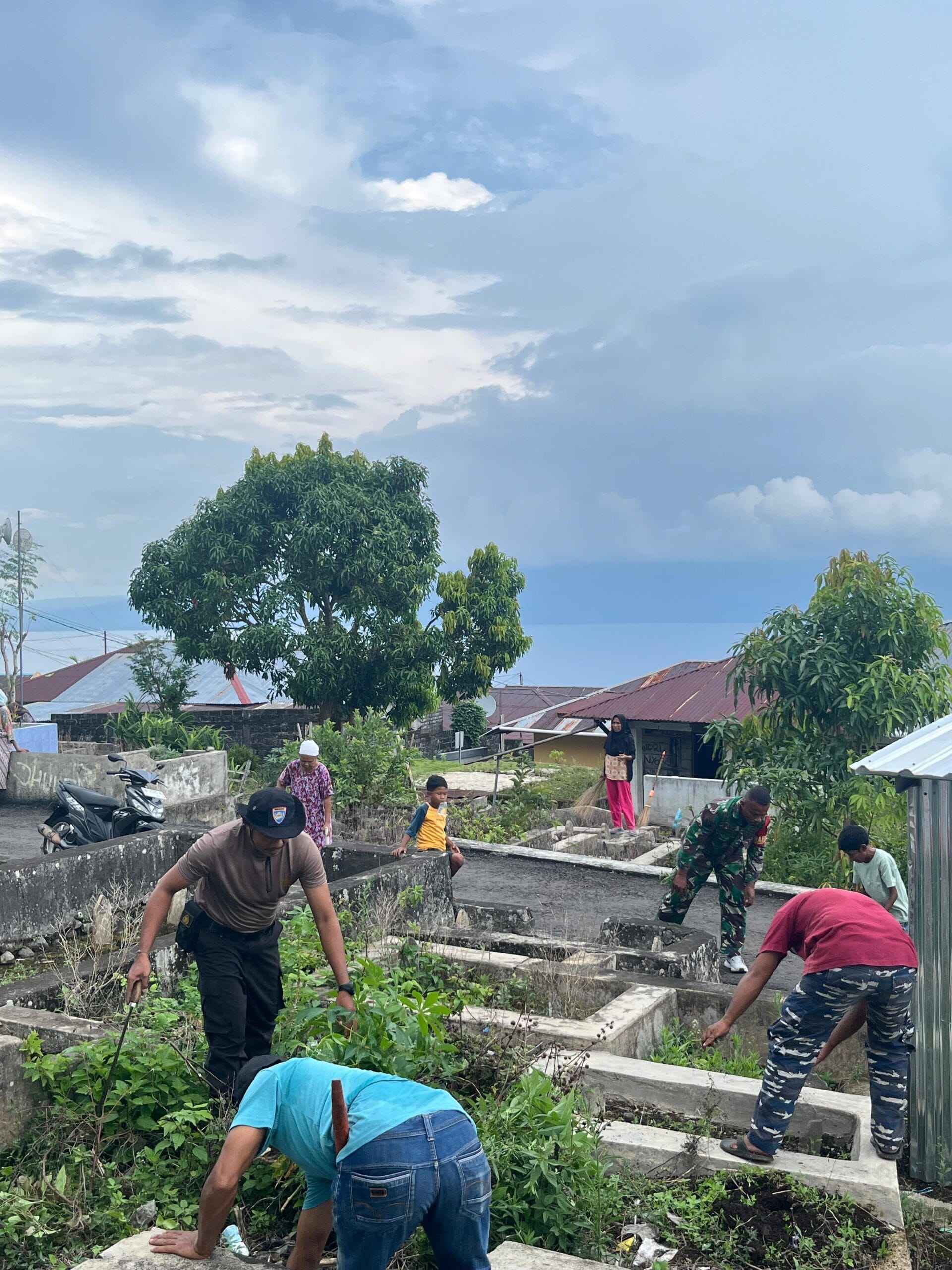 Ramadhan Penuh Kepedulian, Anggota Koramil 1505-01/Tidore dan Warga Kompak Bersihkan Makam dan Jalan