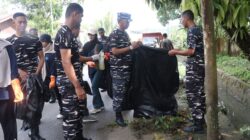 Sinergitas Kodaeral XIV Bersama Masyarakat Bersihkan Kota Sorong Dukung Program Indonesia ASRI