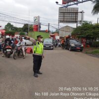 IPTU Rusandi Pimpin Pengaturan Lalu Lintas di Perempatan Cikupa Mas