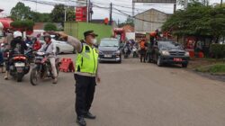 IPTU Rusandi Pimpin Pengaturan Lalu Lintas di Perempatan Cikupa Mas
