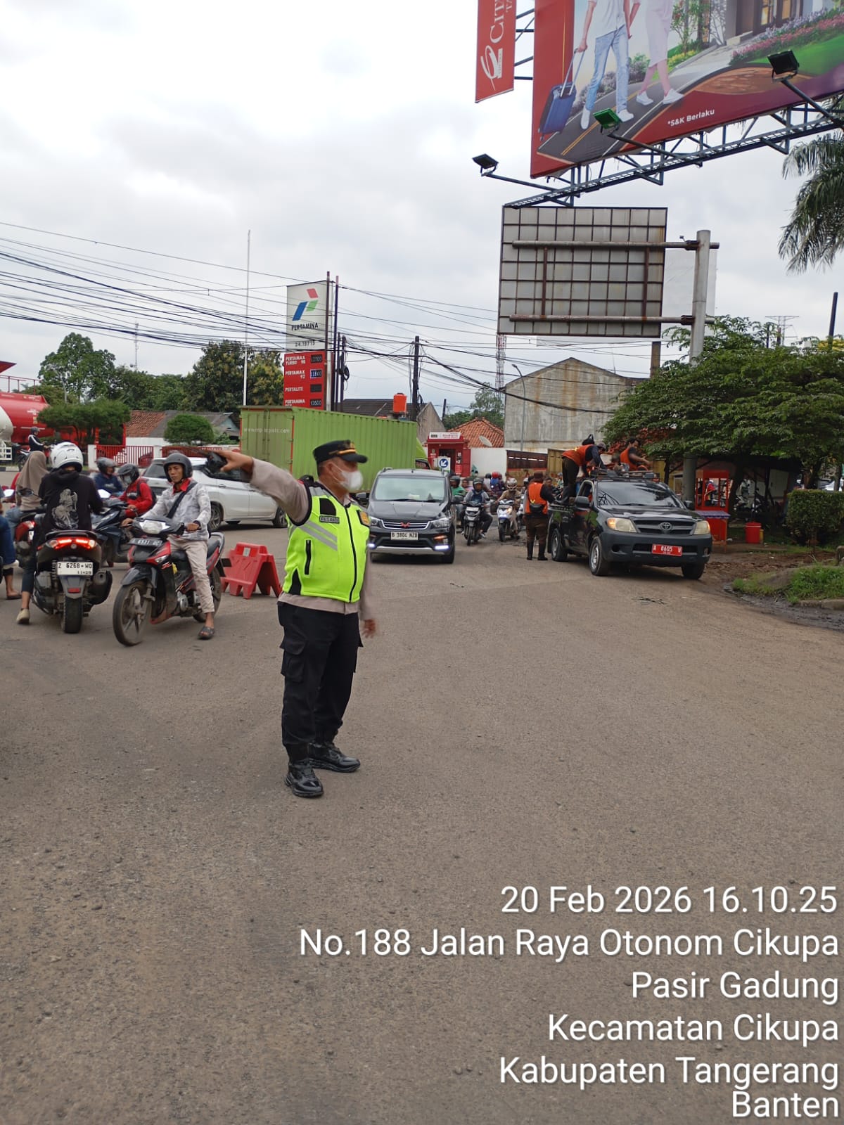 IPTU Rusandi Pimpin Pengaturan Lalu Lintas di Perempatan Cikupa Mas