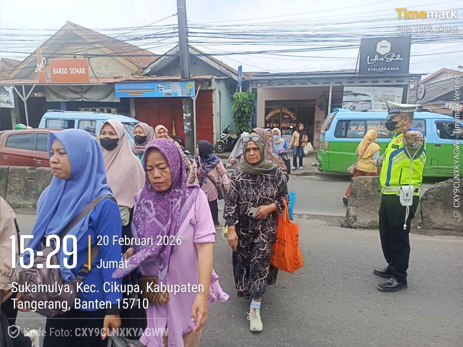 IMG-20260220-WA0121 AIPTU Sapudin Pimpin Pengaturan Arus Lalu Lintas Sore Hari di Jalan Raya Serang