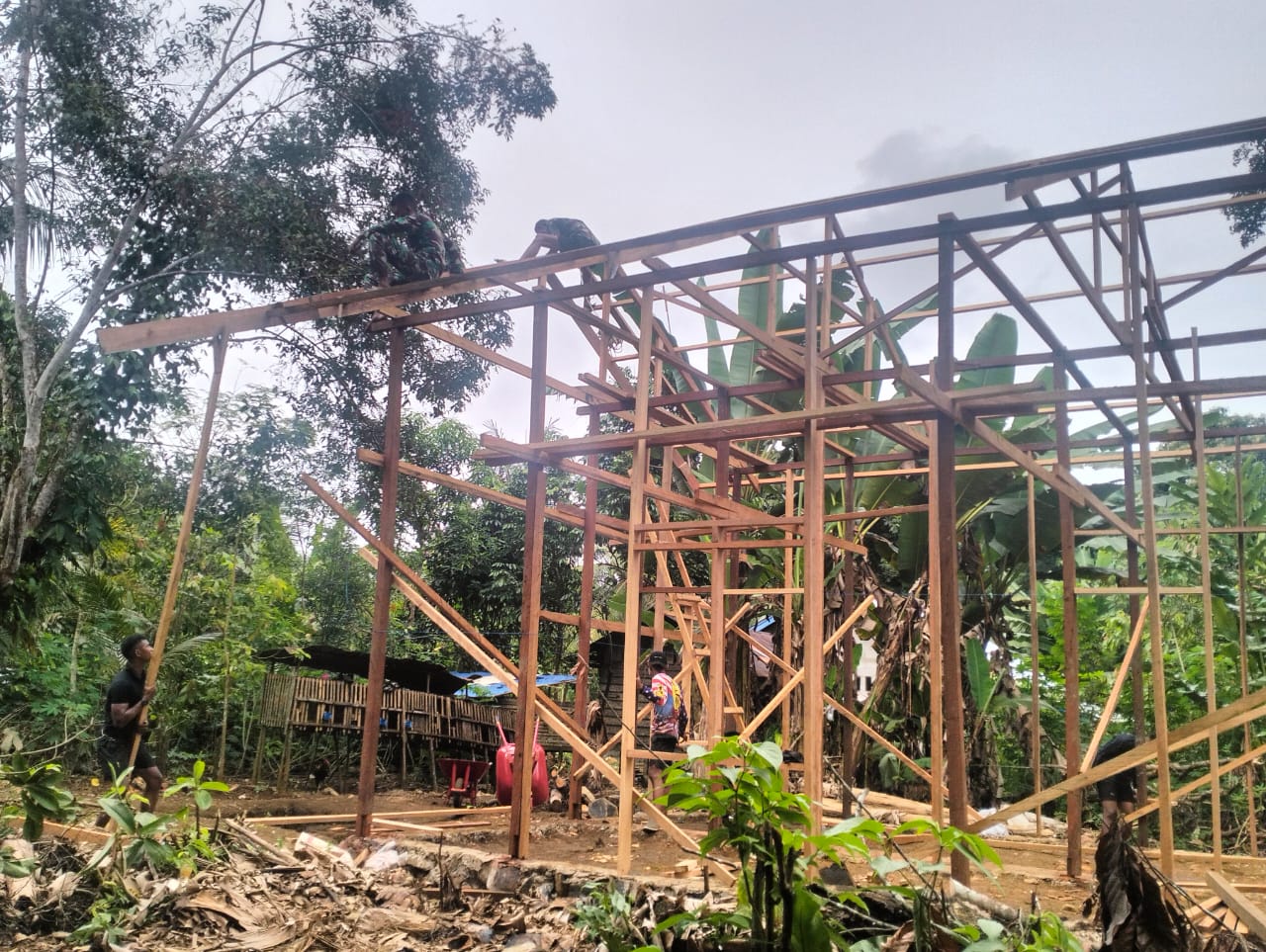 Bulan Puasa Tak Mengurangi Semangat Pengabdian, Satgas TMMD Wiltas Ke-127 Terus Kebut Pengerjaan RTLH