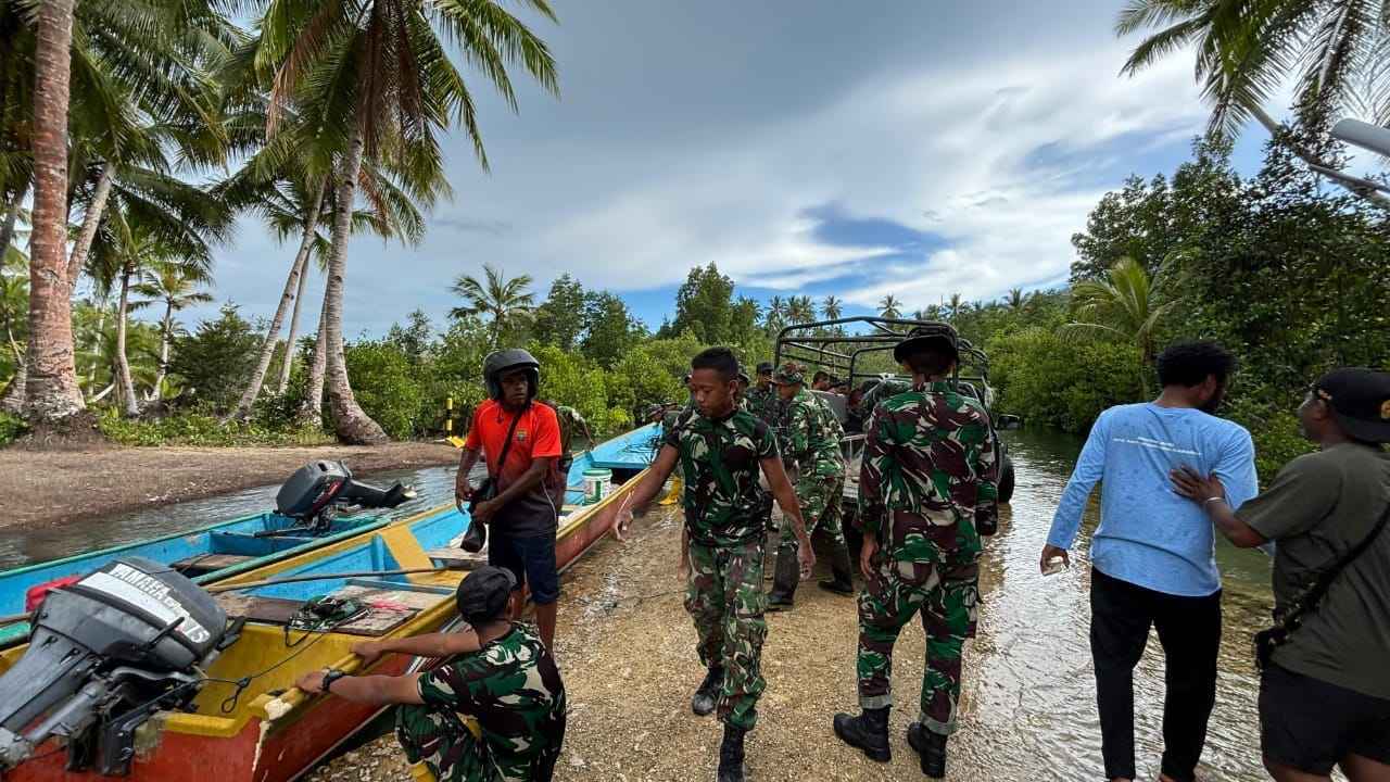 TMMD Ke-127 Kaimana Pacu Pembangunan Kampung Sisir Lewat Sinergi TNI dan Warga Saat Pengiriman Material