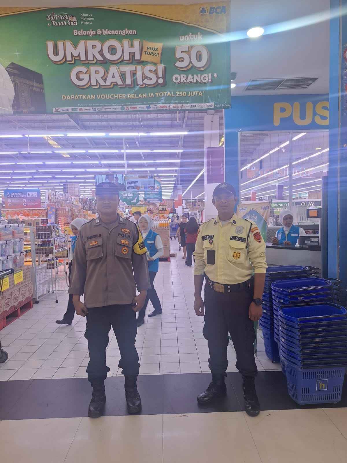 Bhabinkamtibmas Desa Cikupa Patroli dan Monitoring di Hypermart Citra Raya