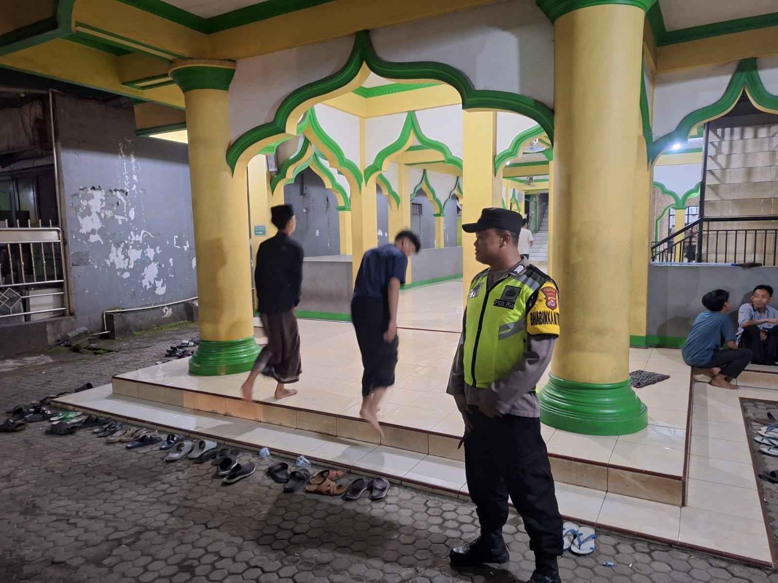 Personel Polsek Cikupa Laksanakan Pengamanan Sholat Tarawih di Pasir Gadung