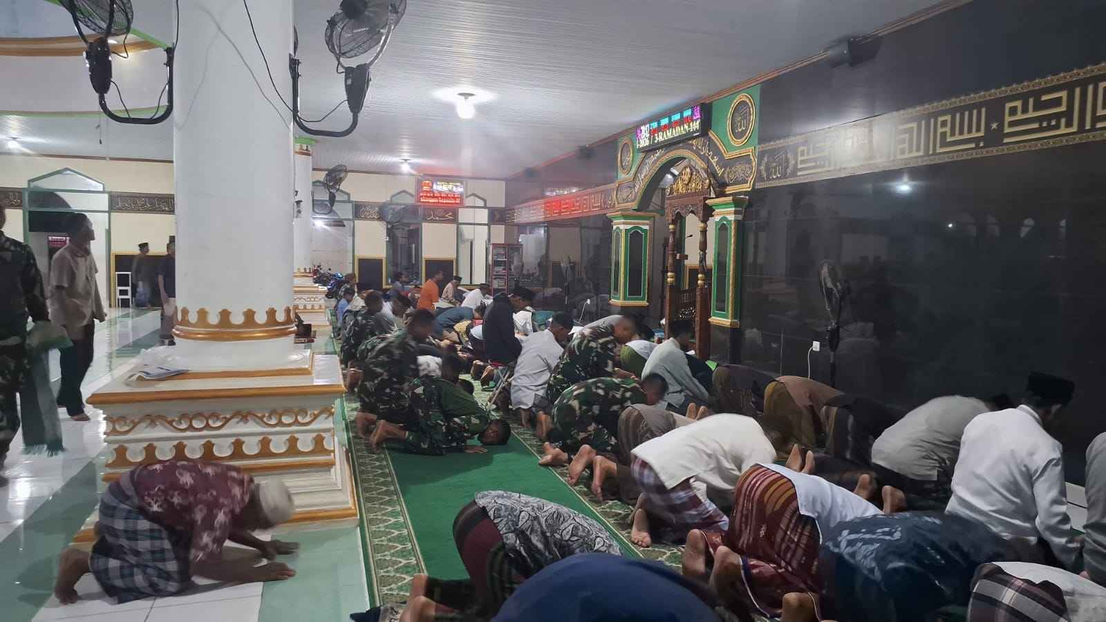 Walaupun Sibuk Bangun Desa, Anggota Satgas TMMD Tetap Prioritaskan Kewajiban Beribadah