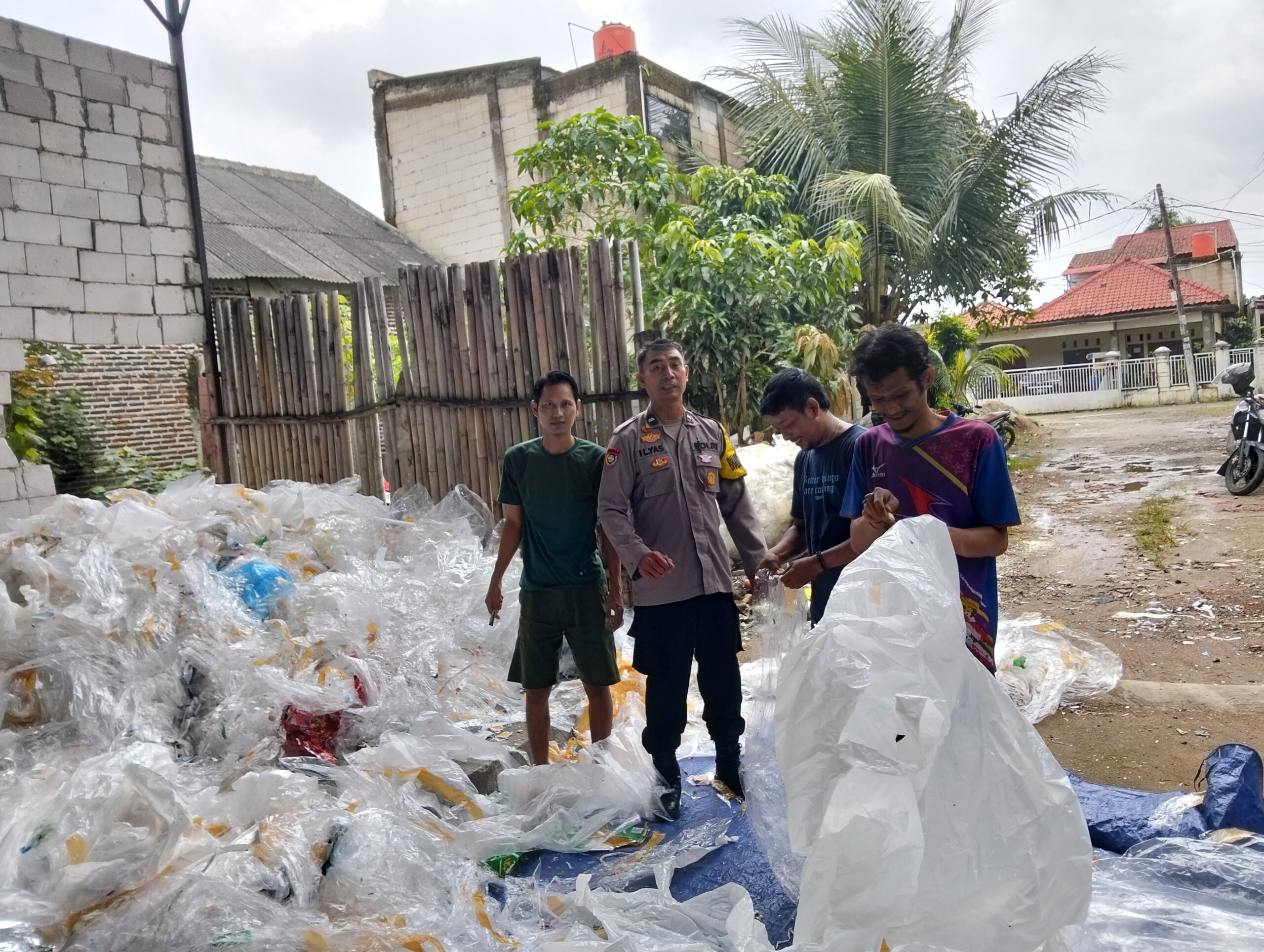 Bhabinkamtibmas Kelurahan Sukamulya Laksanakan Poliran dan Sampaikan Pesan Kamtibmas Bhabinkamtibmas Kelurahan Sukamulya Laksanakan Poliran dan Sampaikan Pesan Kamtibmas