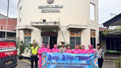 Personel Polsek Cikupa dan Bhayangkari Ranting Cikupa Bagikan 50 Paket Takjil Gratis