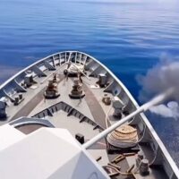 KRI Panah-626 Sukses Tembakkan Meriam di Laut Seram, Jaga Naluri Tempur Prajurit Armada III
