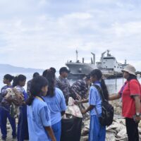 Satgas Ops Trisila 2026 Armada III Gelar Aksi Simpatik Bersihkan Rumah Ibadah dan Pesisir Bersama Warga di Maluku