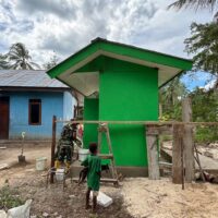 Hari ke-14 TMMD ke-127, Kodim 1804/Kaimana Laksanakan Pemasangan Tehel MCK di Kampung Sisir, Progres 56 Persen