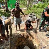 TMMD Ke-127 Kodim 1804/Kaimana Kembali Laksanakan Pemasangan Cincin Sumur Air Bersih di Kampung Sisir