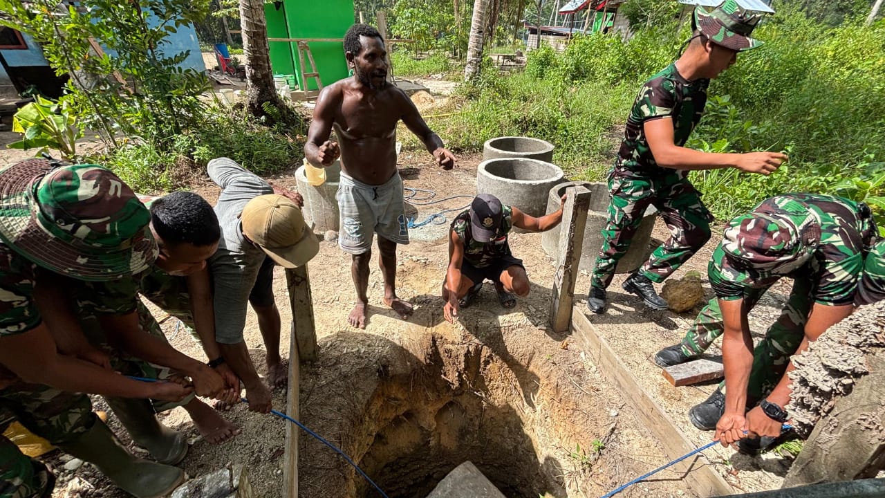 TMMD Ke-127 Kodim 1804/Kaimana Kembali Laksanakan Pemasangan Cincin Sumur Air Bersih di Kampung Sisir TMMD Ke-127 Kodim 1804/Kaimana Kembali Laksanakan Pemasangan Cincin Sumur Air Bersih di Kampung Sisir