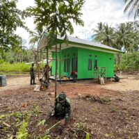 TMMD Ke-127 Kodim 1804/Kaimana Genjot Pengecatan dan Pembersihan Rumah Warga di Kampung Sisir