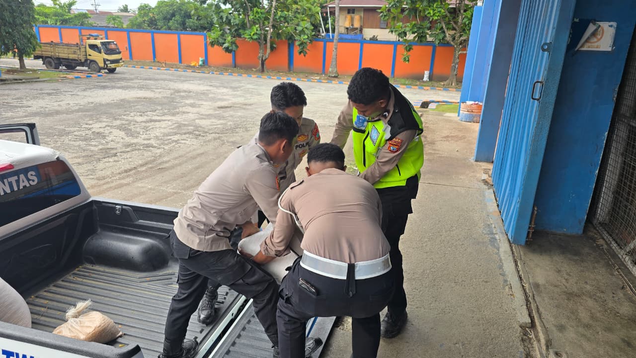 Biro SDM Polda Papua Barat Daya Distribusikan Jagung Pipil ke Bulog Sorong: Wujud Nyata Dukung Ketahanan Pangan Biro SDM Polda Papua Barat Daya Distribusikan Jagung Pipil ke Bulog Sorong: Wujud Nyata Dukung Ketahanan Pangan