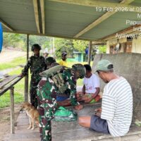 Satgas Yonif 763/SBA Pos Kokas Laksanakan Pemeriksaan Kesehatan Gratis Secara Door to Door