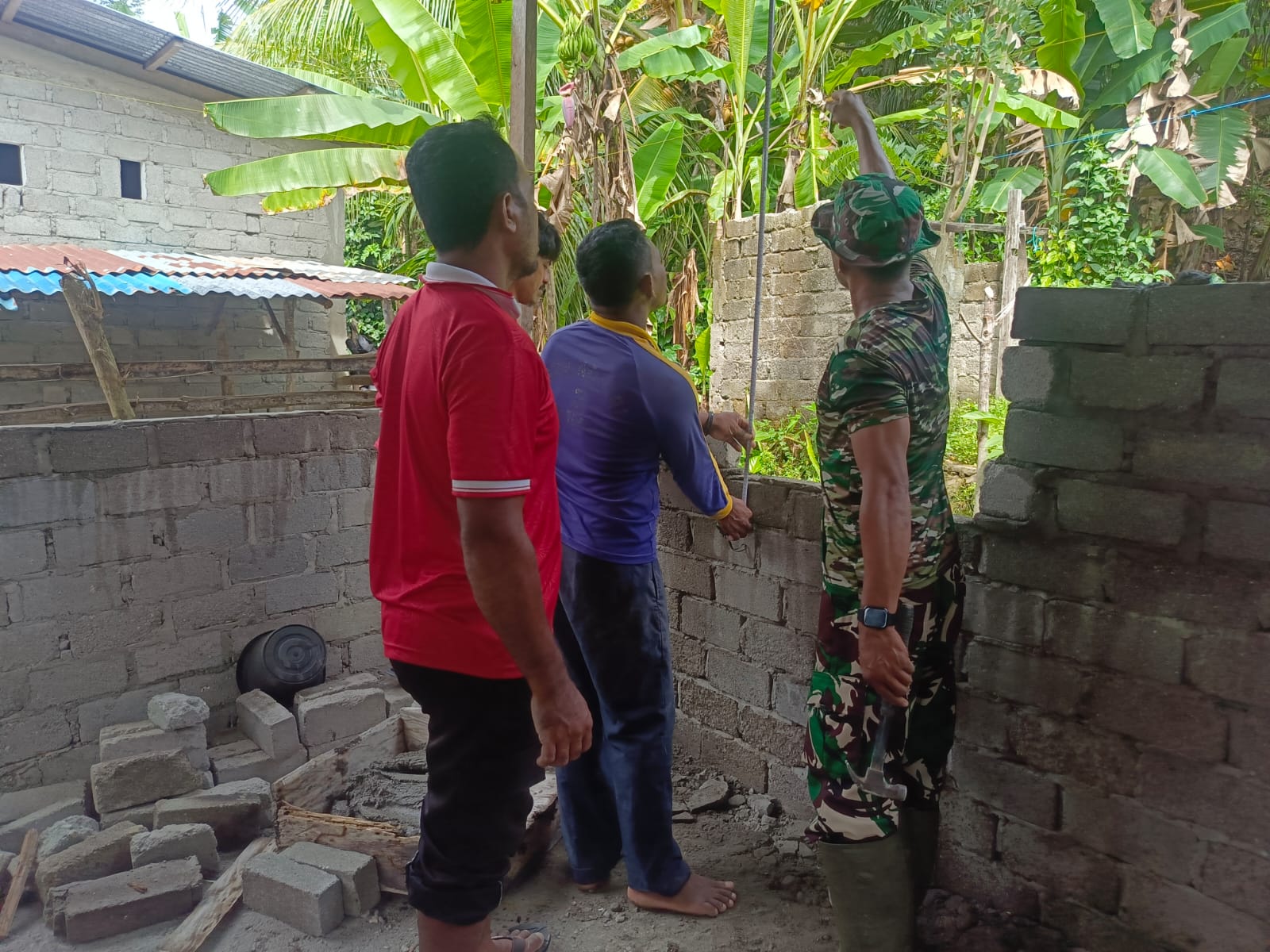 Personel Satgas TMMD Ke-127 Kodim 1514/Morotai Laksanakan Penyusunan Batu Bata RTLH di Desa Mandiri