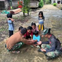 Keceriaan di Lokasi TMMD: Anggota Satgas Bermain Bersama Anak-Anak Linggang Amer