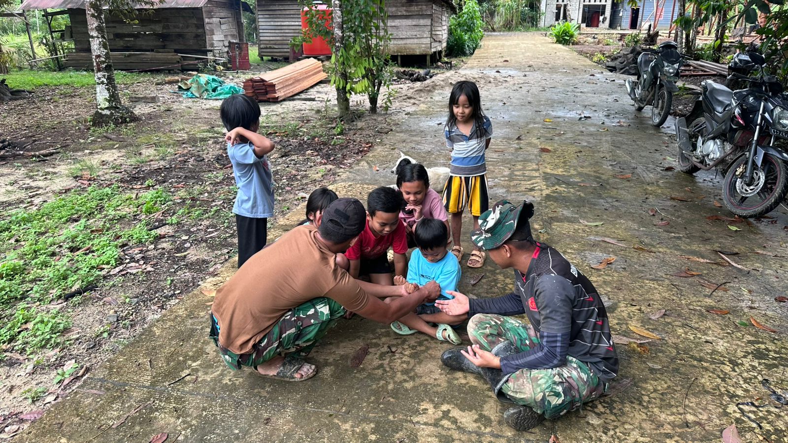Keceriaan di Lokasi TMMD: Anggota Satgas Bermain Bersama Anak-Anak Linggang Amer Keceriaan di Lokasi TMMD: Anggota Satgas Bermain Bersama Anak-Anak Linggang Amer