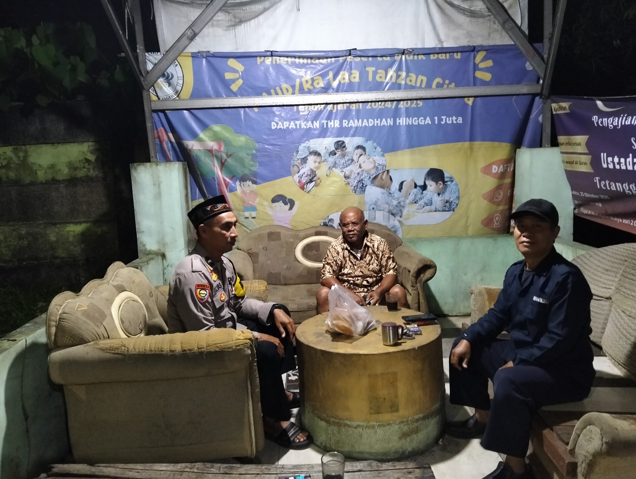 Bhabinkamtibmas Kelurahan Sukamulya Laksanakan Satkamling dan Antisipasi Perang Sarung