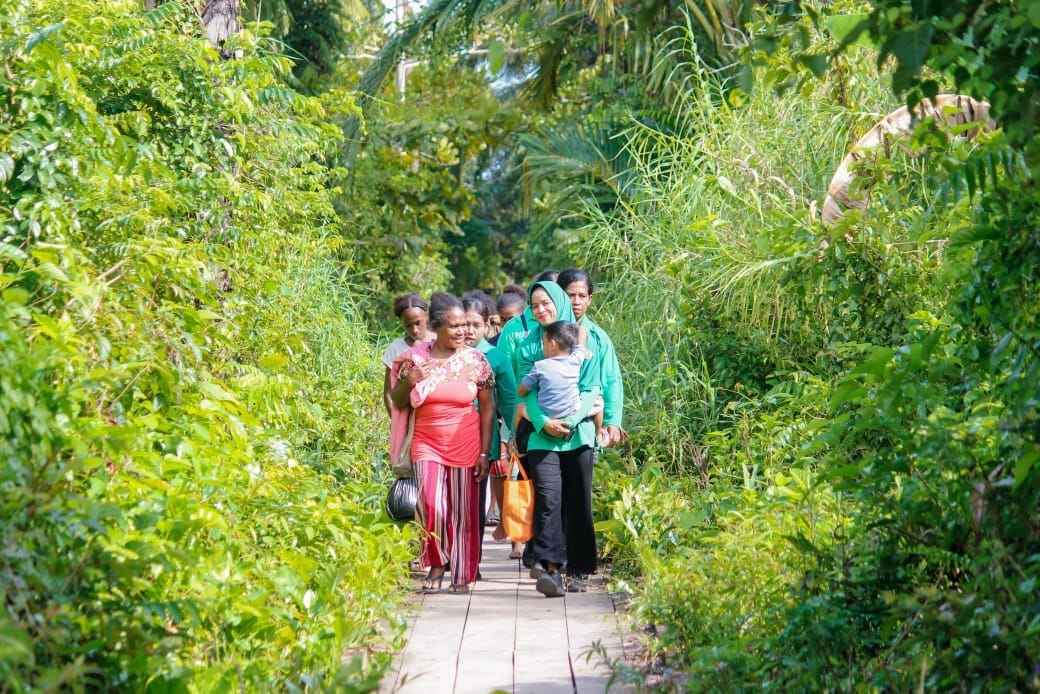 Ketua Persit KCK Cabang XL Turun Langsung Dukung TMMD di Kampung Sisir
