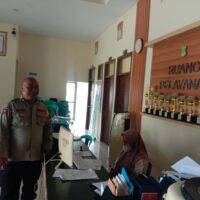 Bhabinkamtibmas Polsek Cikupa Kunjungi Kantor Desa Budimulya, Sampaikan Pesan Kamtibmas