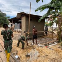 Kolaborasi TNI dan Warga, Pembangunan MCK TMMD 127 di Distrik Kaimana Makin Dikebut