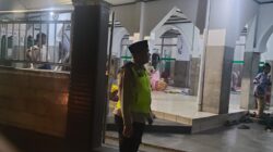Bhabinkamtibmas Polsek Cikupa Amankan Sholat Tarawih di Masjid Jami Nurul Nururrohman