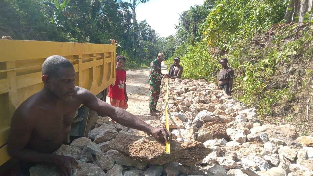 Kodim 1804/Kaimana Melalui TMMD Ke-127 Kirim Material Pembangunan Jembatan Kampung Marsi