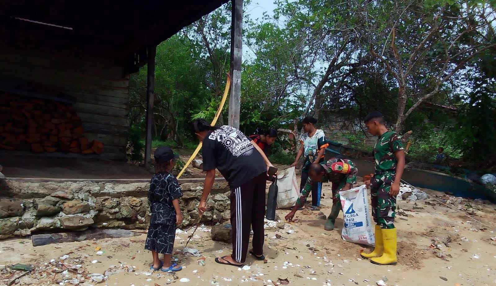 TMMD Ke-127 Kodim 1804/Kaimana Bersama TNI AL dan Warga Bersihkan Pantai Kampung Sisir