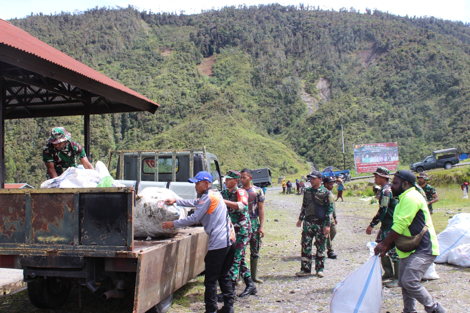 Karya Bakti Gabungan TNI-Polri dan Pemda: Pembersihan Sampah di Pasar Mama-Mama (Nagalomuni) Mulia Kota