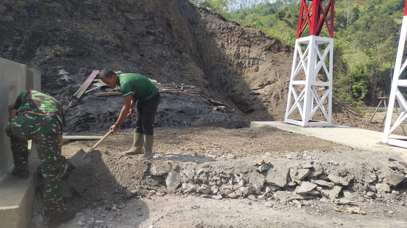 Jembatan Gantung Desa Burlah Aceh Tengah Tembus 50 Persen, TNI AD Percepat Akses Antar Desa