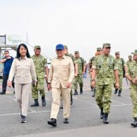 TNI Berhasil Laksanakan Uji Coba Pendaratan F-16 dan Super Tucano di Ruas Tol JTTS Lampung