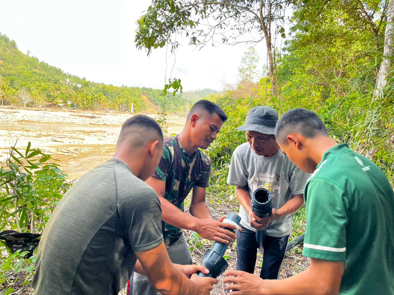 Satgas TNI AD Pimpin Gotong Royong, 550 Meter Pipa Air Bersih Terpasang di Desa Jamat