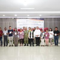 Wakil Ketua I Satgas PRR Letjen TNI Richard Tampubolon Dampingi Menko PMK Penyerahan Bantuan Stimultan Rumah Rusak Pascabencana di Sumatera