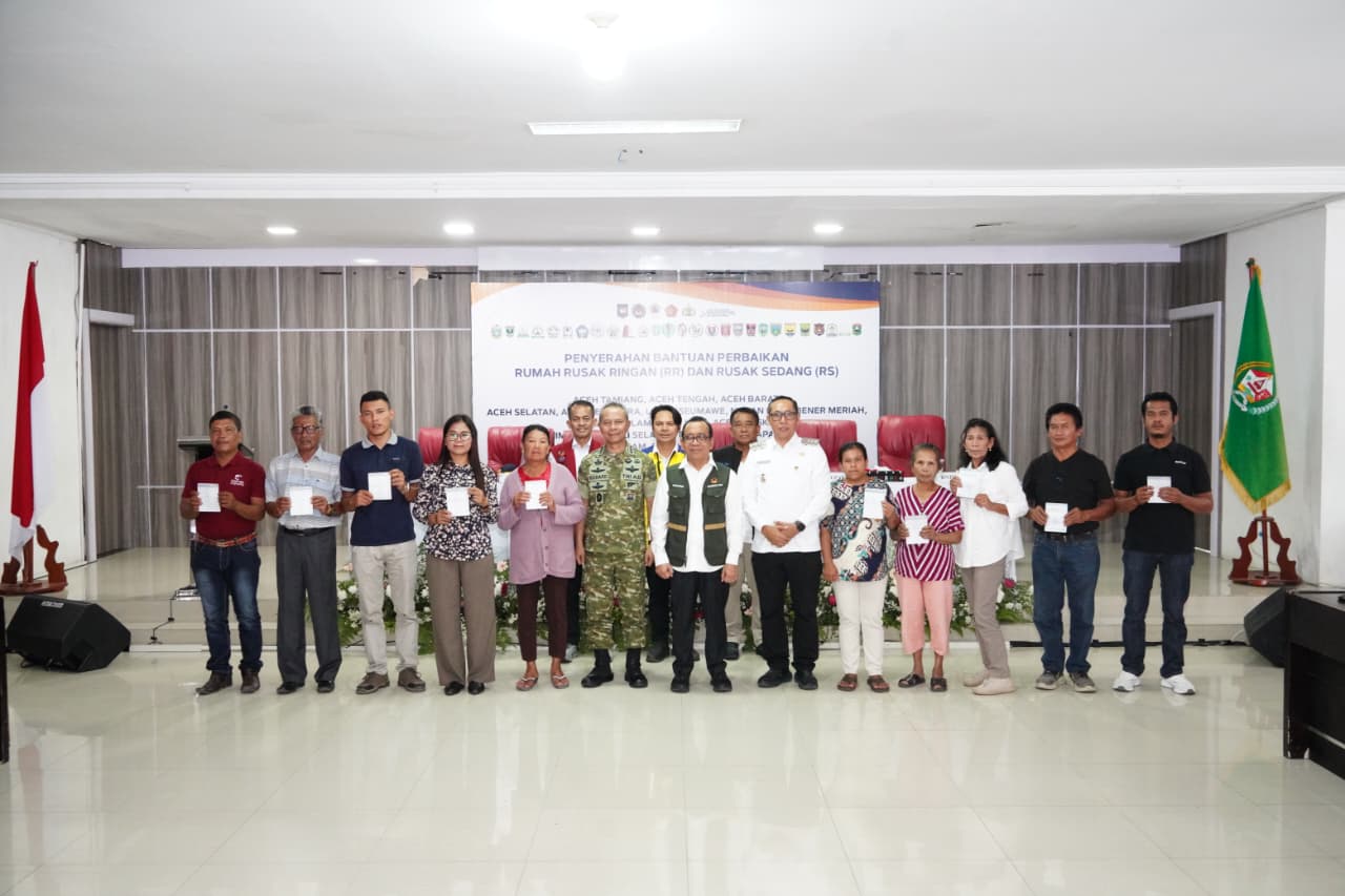 Wakil Ketua I Satgas PRR Letjen TNI Richard Tampubolon Dampingi Menko PMK Penyerahan Bantuan Stimultan Rumah Rusak Pascabencana di Sumatera