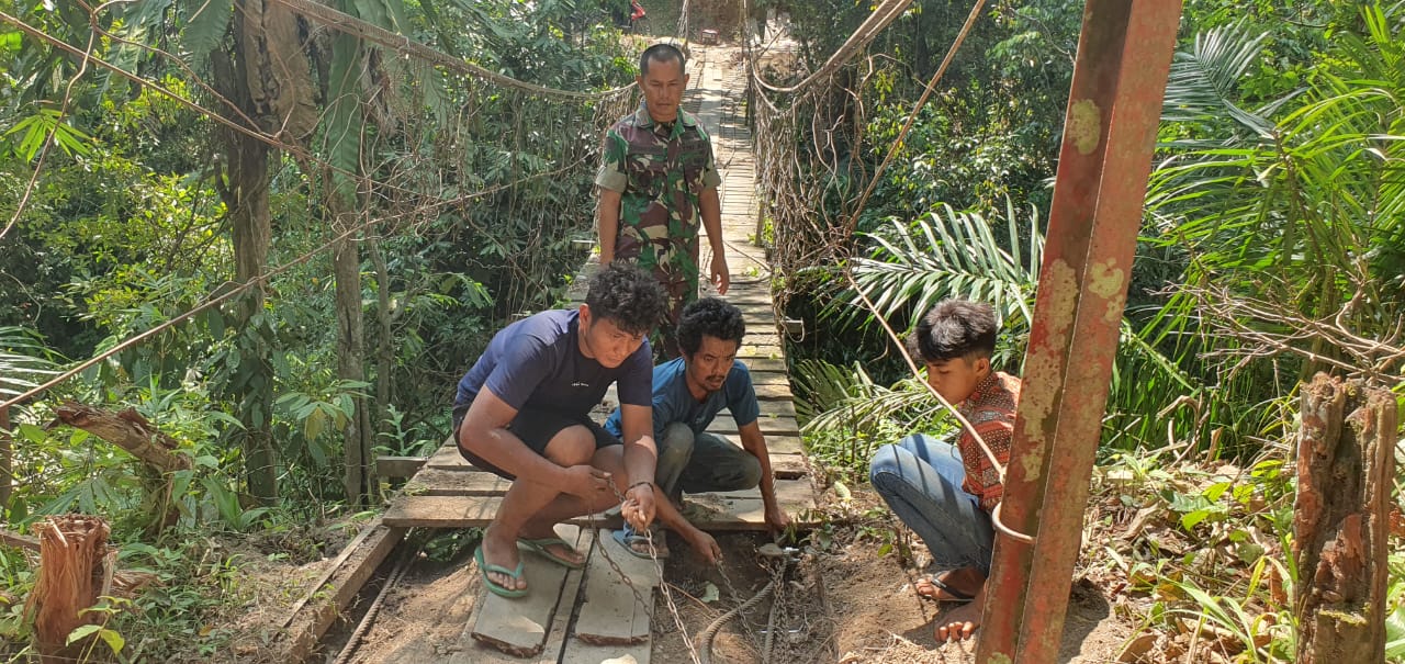 TNI AD Rampungkan Rehab Jembatan Gantung Halimbe, Akses Warga Labura Kembali Lancar