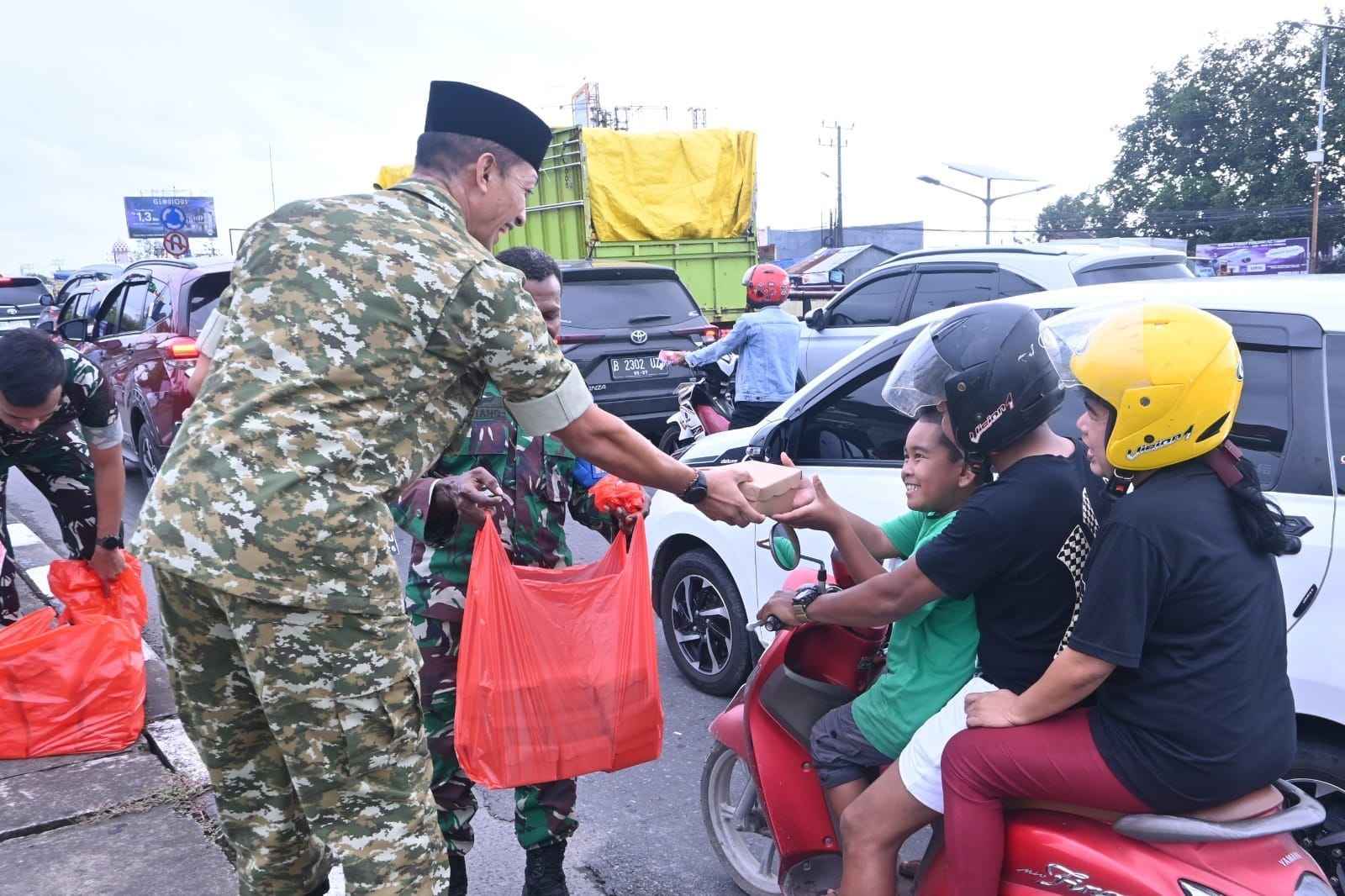 WhatsApp Image 2026-02-28 at 12.09.37 Berbagi Kebahagiaan Ramadan, Lanud Sultan Hasanuddin Bagikan Takjil di Simpang Lima Bandara