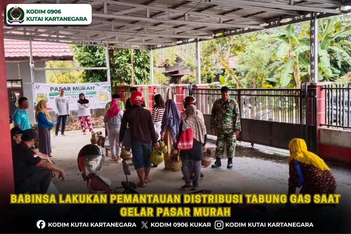Babinsa Lakukan Pemantauan Distribusi Tabung Gas Saat Gelar Pasar Murah