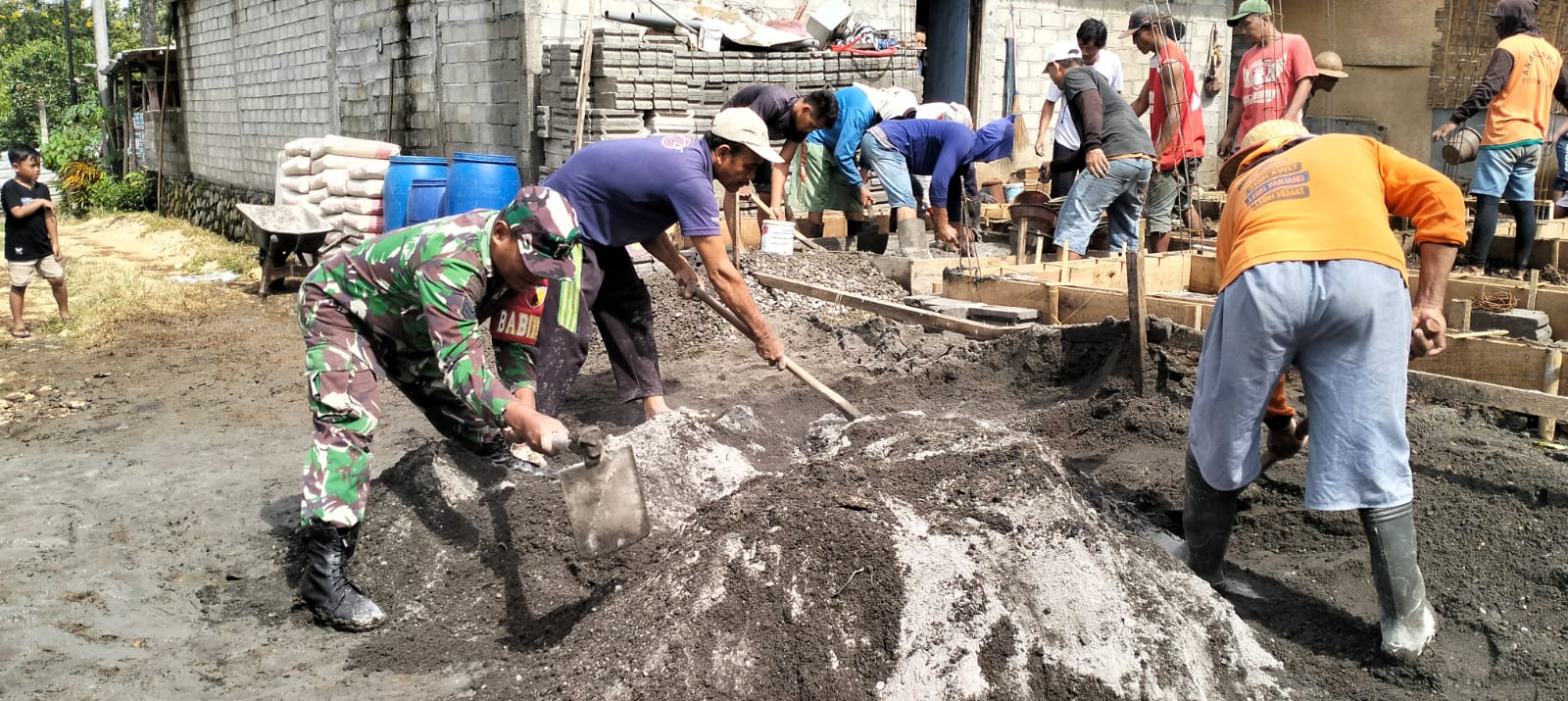 Wujud Kemanunggalan TNI-Rakyat, Babinsa Bakung Turun Langsung Bantu Warga
