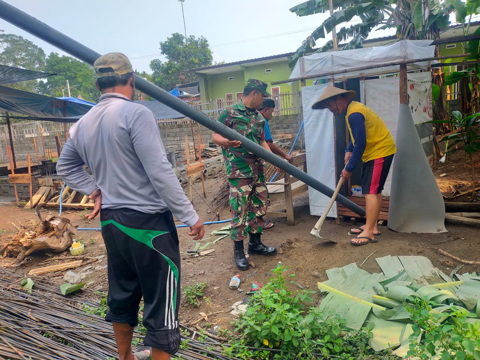 Babinsa Kelurahan Turi Aktif Renovasi MCK Warga, Tingkatkan Sanitasi Dan Kualitas Hidup