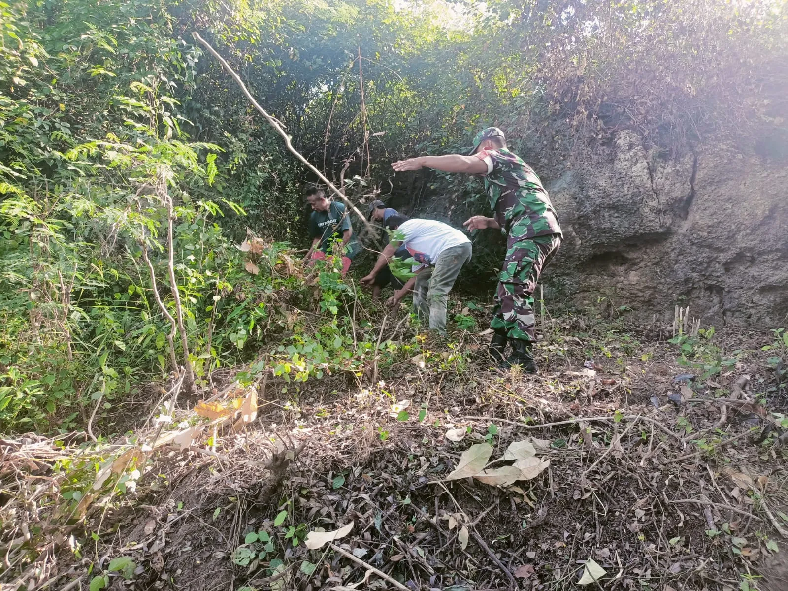 Sinergi TNI Dan Warga, Jumat Bersih Di Gunung Gundul Berjalan Semarak